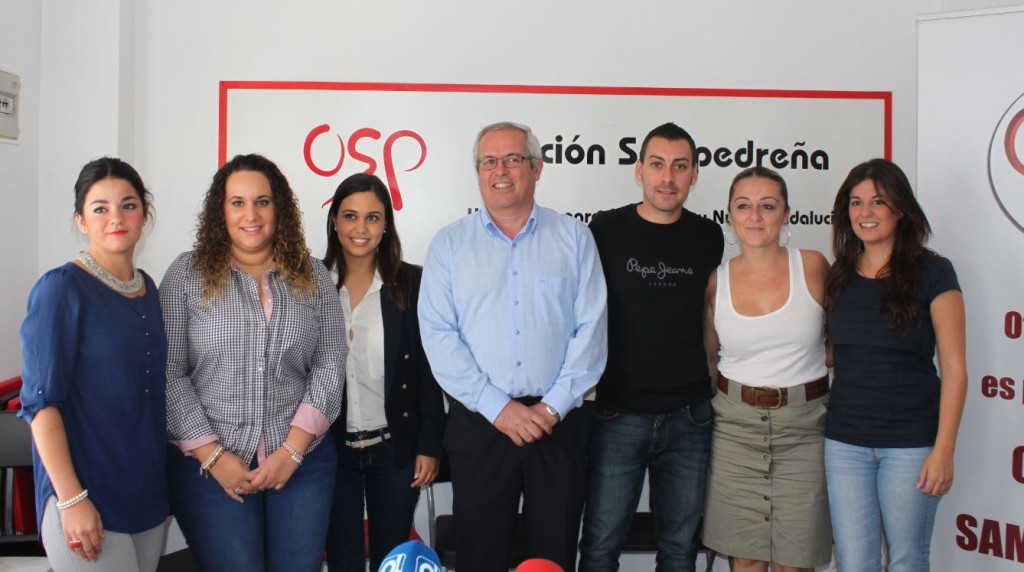 El portavoz de OSP, Rafael Piña (con camisa azul) durante un acto con otros dirigentes de su partido