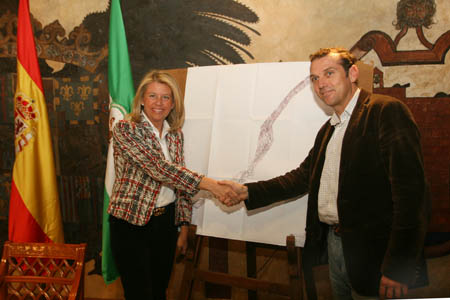 La alcaldesa de Marbella, Ángeles Muñoz, junto a su homólogo de Benahavís, José Antonio Mena en 2008, tras acordar el deslinde
