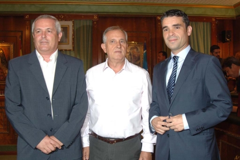 Los portavoces de la oposición en el Ayuntamiento de Marbella, Rafael Piña (OSP); Enrique Monterroso (IU) y José Bernal (PSOE) en una imagen de archivo.