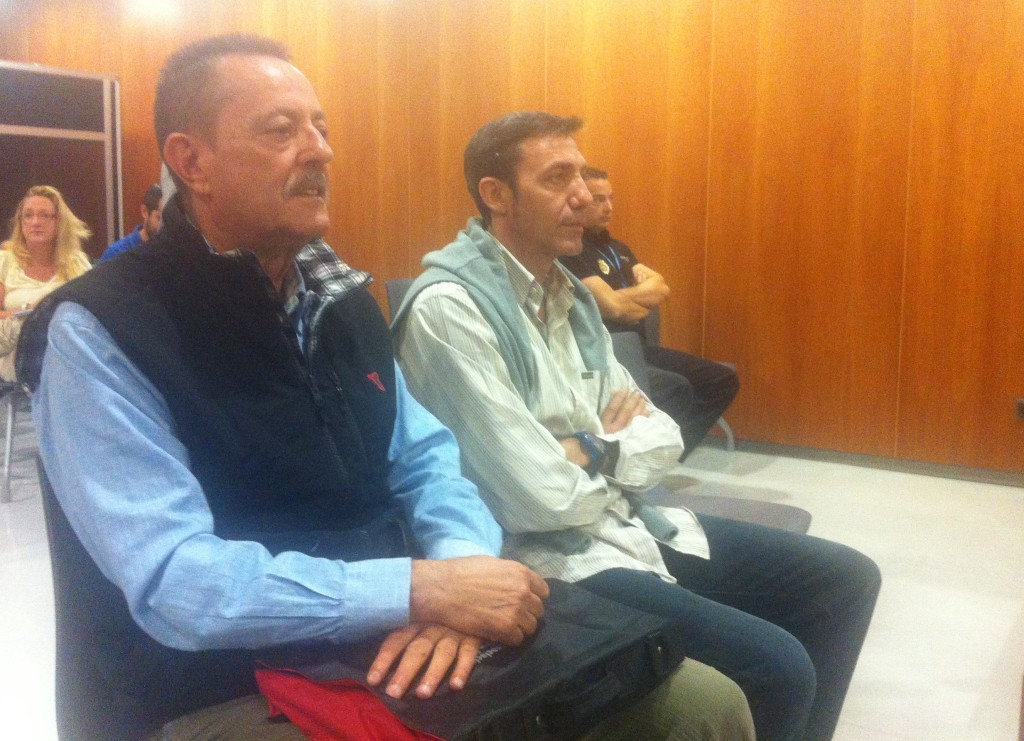 El exalcalde de Marbella Julián Muñoz, junto al exedil del GIL Javier Lendínez en imagen de 2014 durante un juicio urbanístico