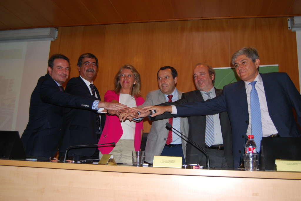 La alcaldesa de Marbella, Ángeles Muñoz, junto al delegado de la Junta, José Luis Ruiz Espejo (dacha) y otros firmantes del acuerdo