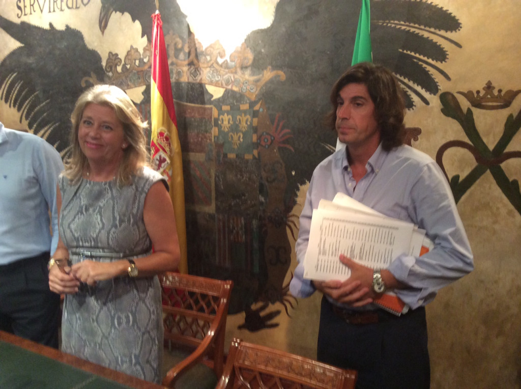La alcaldesa de Marbella, Ángeles Muñoz, junto al director general de Alcaldía,Mario Ruiz, en imagen de archivo. FOTO/ MC