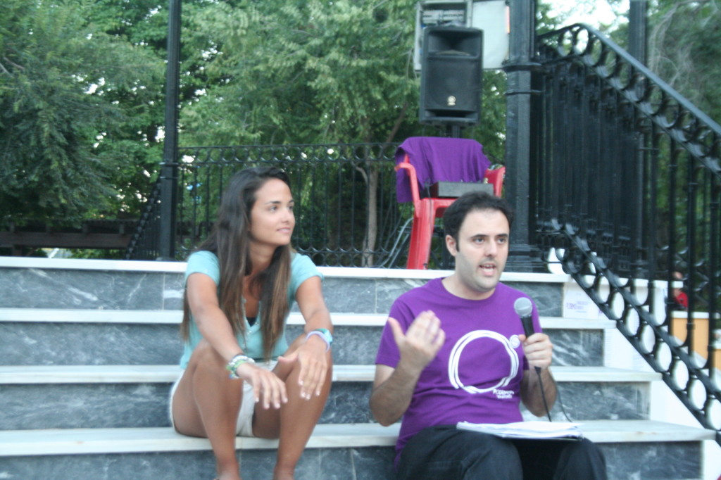 El portavoz de Podemos en Marbella, Marco Arafat, junto a Laura Sánchez, coordinadora del Círculo Miraflores