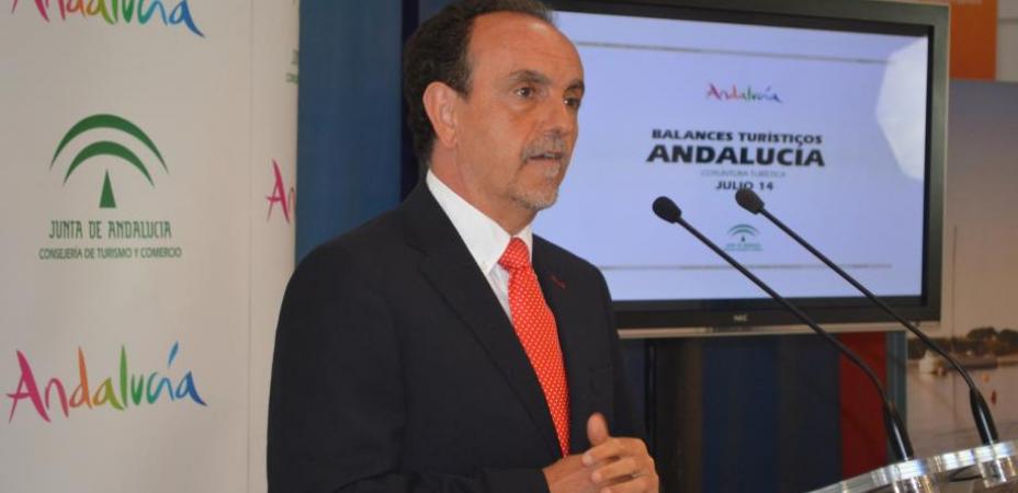 El consejero de Turismo, Rafael Rodríguez, en rueda de prensa