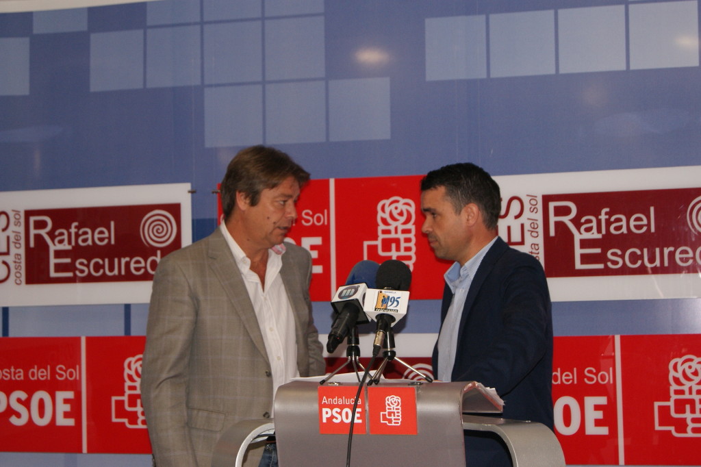 El exconcejal del PSOE de Marbella, Ricardo López (izqda) junto al actual alcalde, José Bernal, en imagen de archivo. Foto/ marbellaconfidencial.es