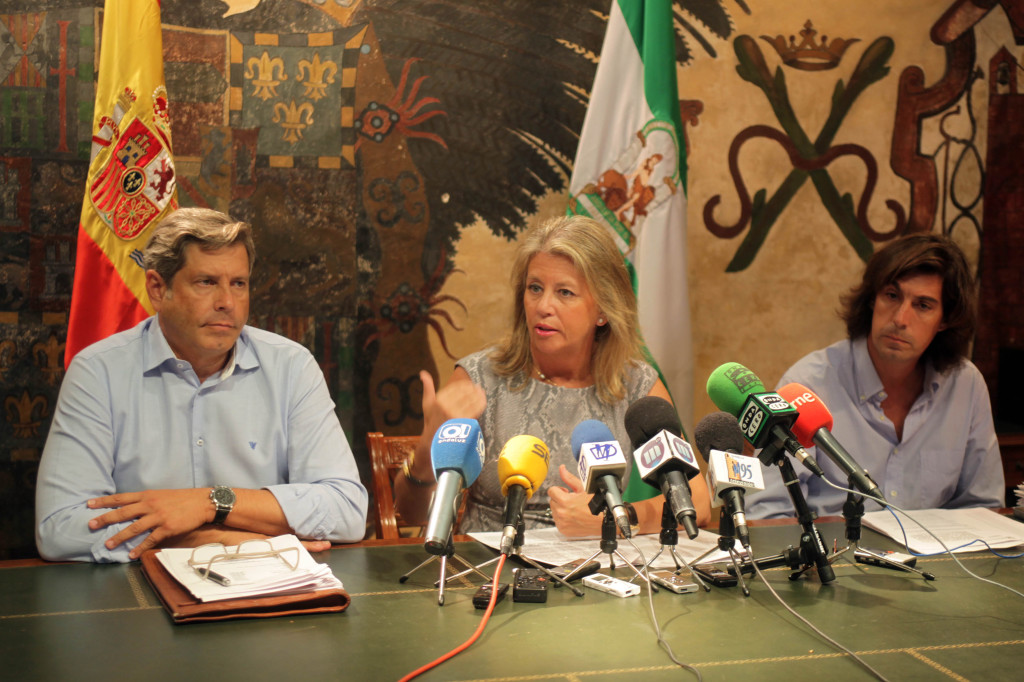 La alcaldesa flanqueada por el edil de Urbanismo, Pablo Moro, imputado, y el director general del ramo, Mario Ruiz, citado como testigo