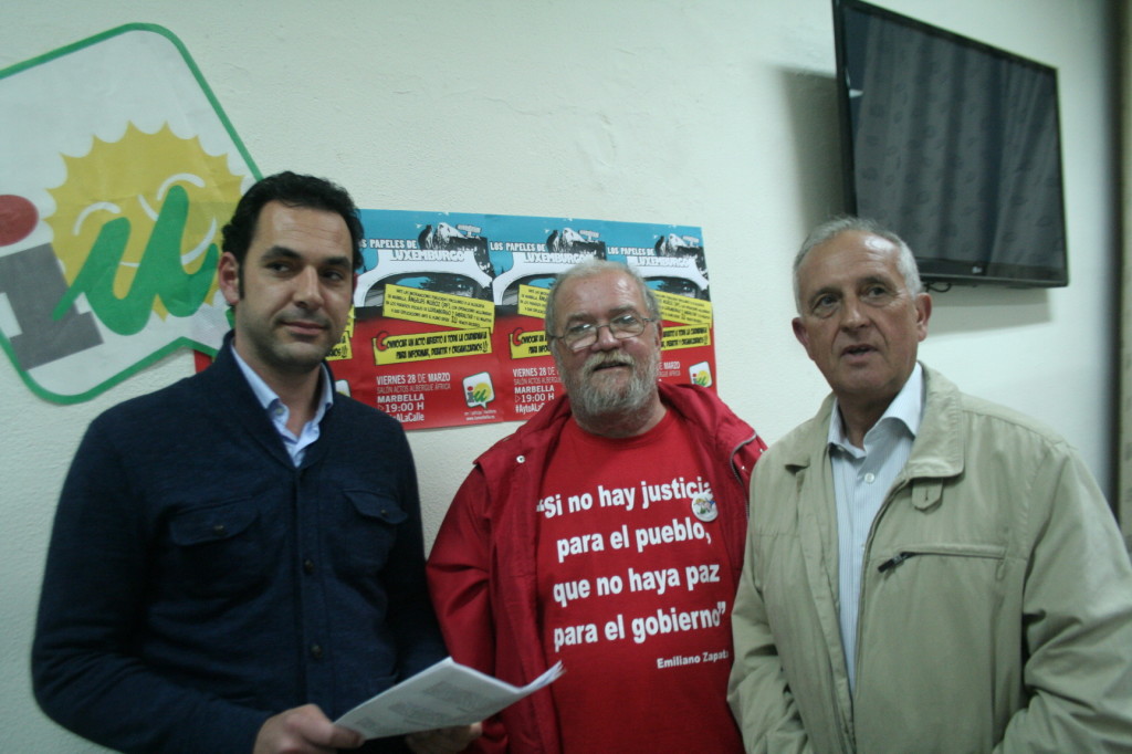Los concejales de IU Miguel Díaz (izqda) y Enrique Monterroso (drcha), en el centro el exsenador Andrés Cuevas