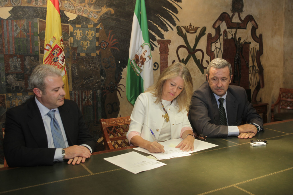 La alcaldesa de Marbella, Ángeles Muñoz, este lunes, junto a representasen de Caja Rural y del Patronato de Recaudación