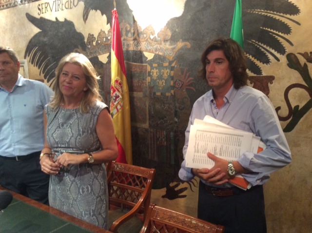 La alcaldesa de Marbella, Ángeles Muñoz, este jueves junto al director general de Urbanismo, mario Ruiz, también imputado tras la querella