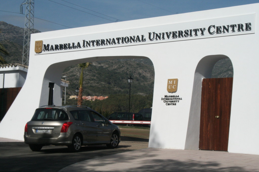 Puerta de entrada a Marbella International University