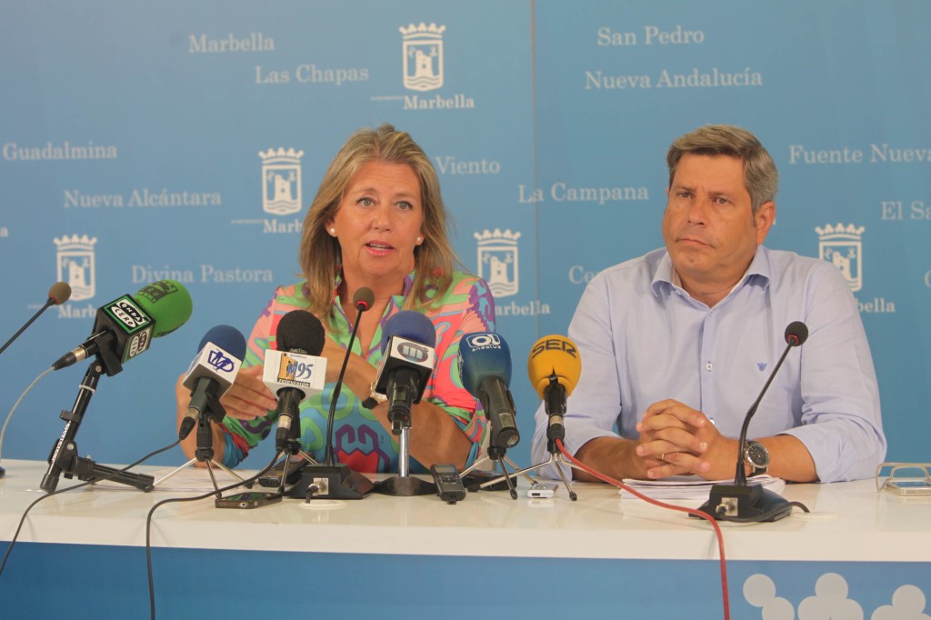 El concejal de Urbanismo, Pablo Moro, junto a la alcaldesa de Marbella, Ángeles Muñoz, en imagen reciente