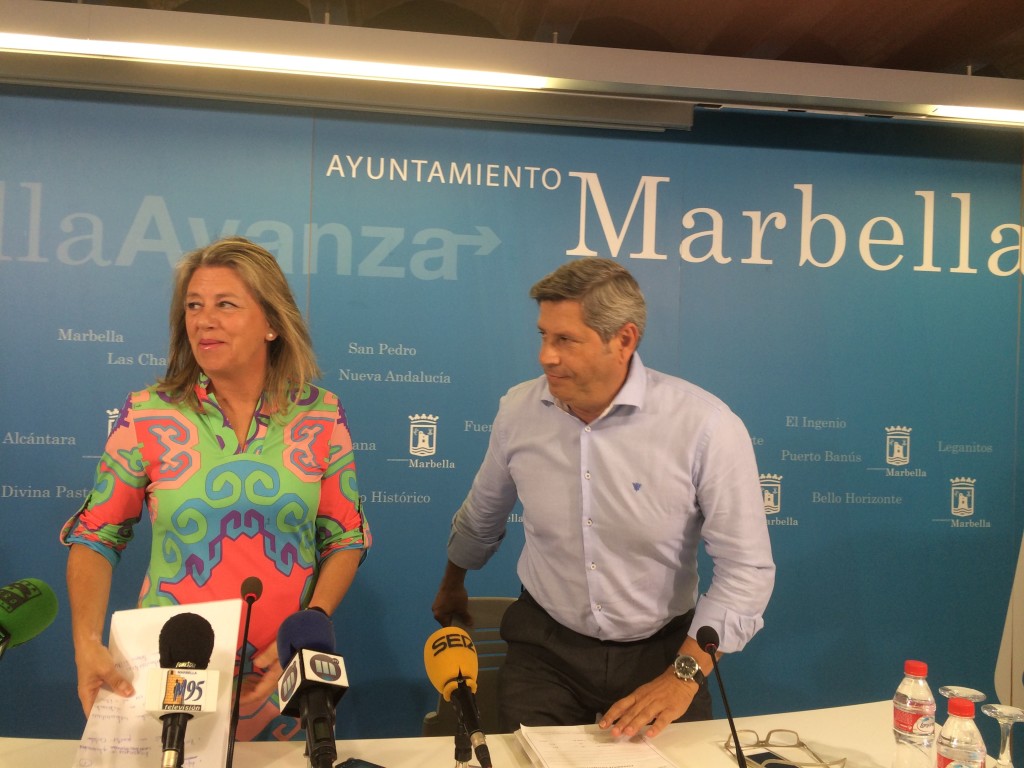La alcaldesa de Marbella, Ángeles Muñoz, junto al concejal de Urbanismo, Pablo Moro, en imagen de archivo