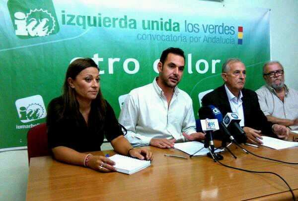 De izqda a drcha los dirigentes de IU Marbella Victoria Morales, Miguel Díaz, Enrique Monterroso y Andrés Cuevas este lunes en rueda de prensa