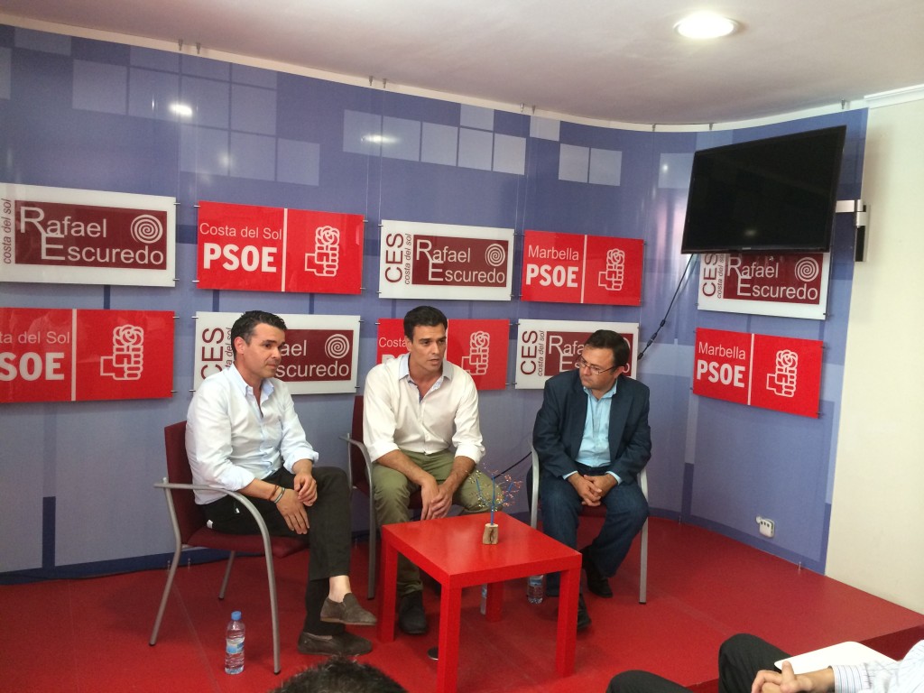 El portavoz del PSOE de Marbella, José Bernal (izqda), junto al secretario general de su partido, Pedro Sánchez, y el diputado Miguel Ángel Heredia, en imagen de archivo