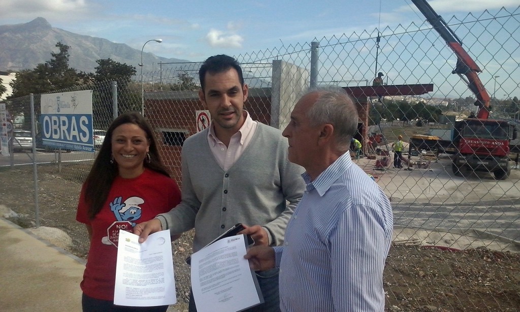 Los dirigentes de IU en Marbella Victoria Morales, Miguel Díaz y Enrique Monterroso en una imagen de archivo frente a la terminal de San Pedro