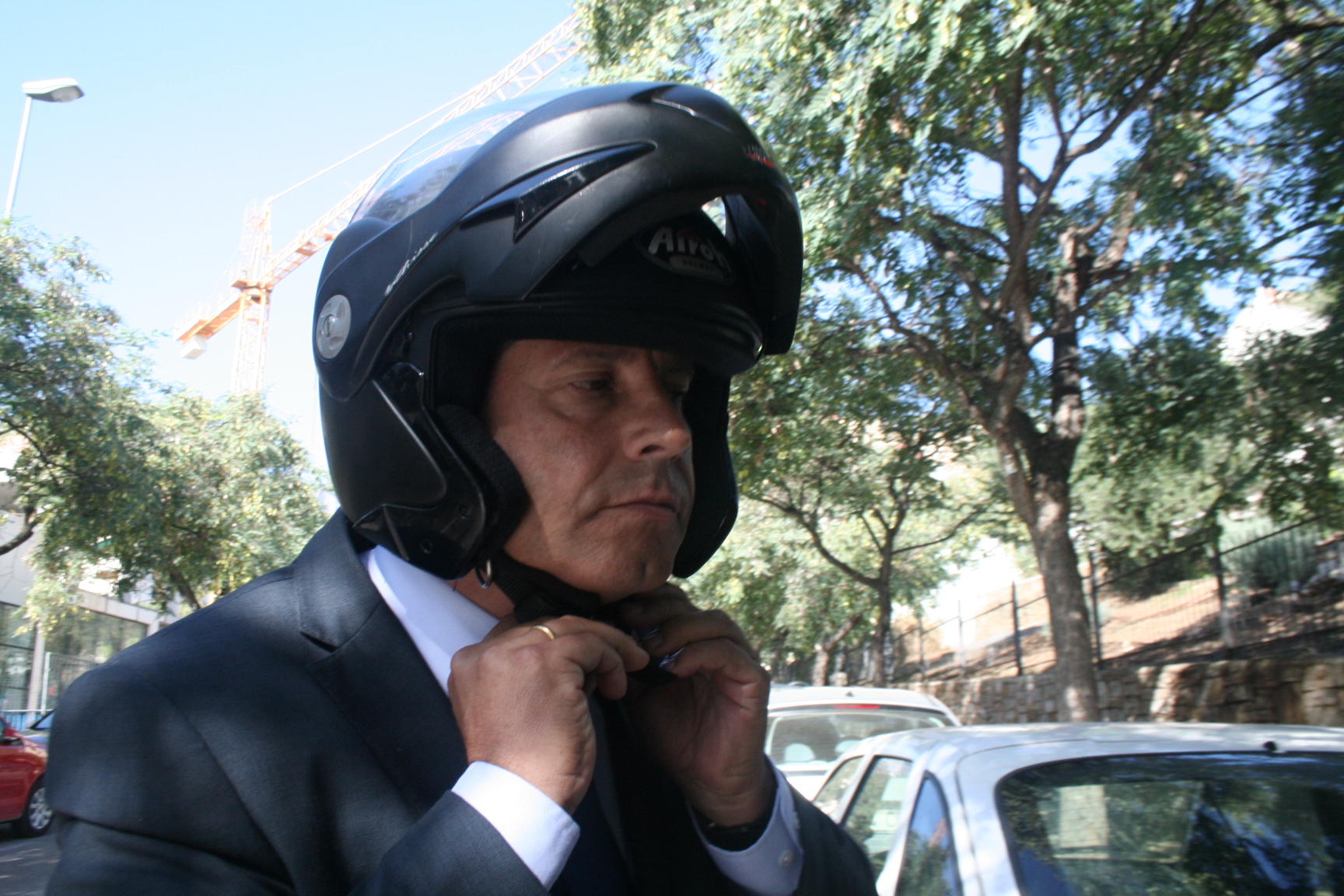 El concejal de Urbanismo, Pablo Moro, poniéndose su casco de moto al salir de los Juzgados de Marbella tras declarar como imputado. FOTO/marbellaconfidencial