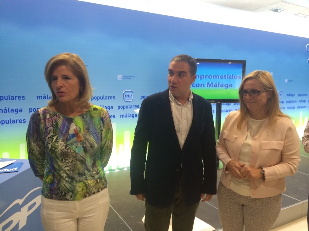 Esperanza Oña junto al presidente del PP de Málaga, Elías Bendodo, y la que será su sucesora en la Alcaldía, Ana Mula