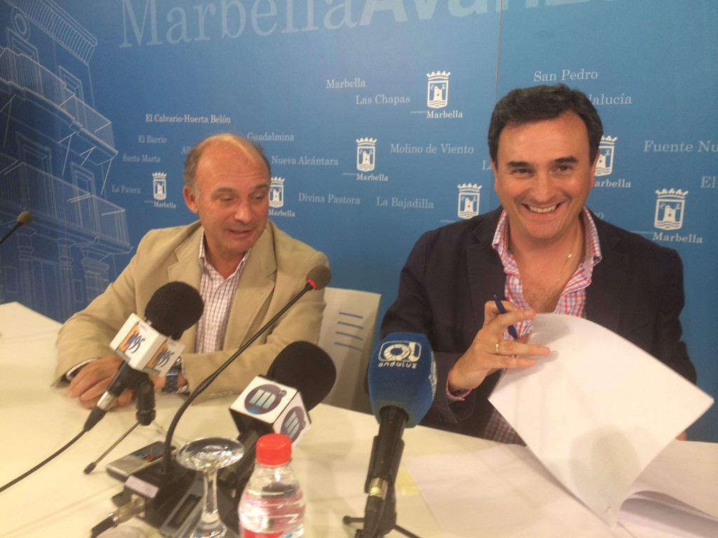 El portavoz municipal del PP, Félix Romero (drcha) junto al coordinador de Hacienda, Carlos Rubio