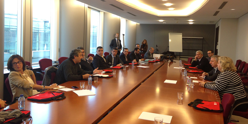 El candidato del PSOE y parlamentario, José Bernal, reunido en Bruselas con pescadores locales y otros parlamentarios como José Blanco