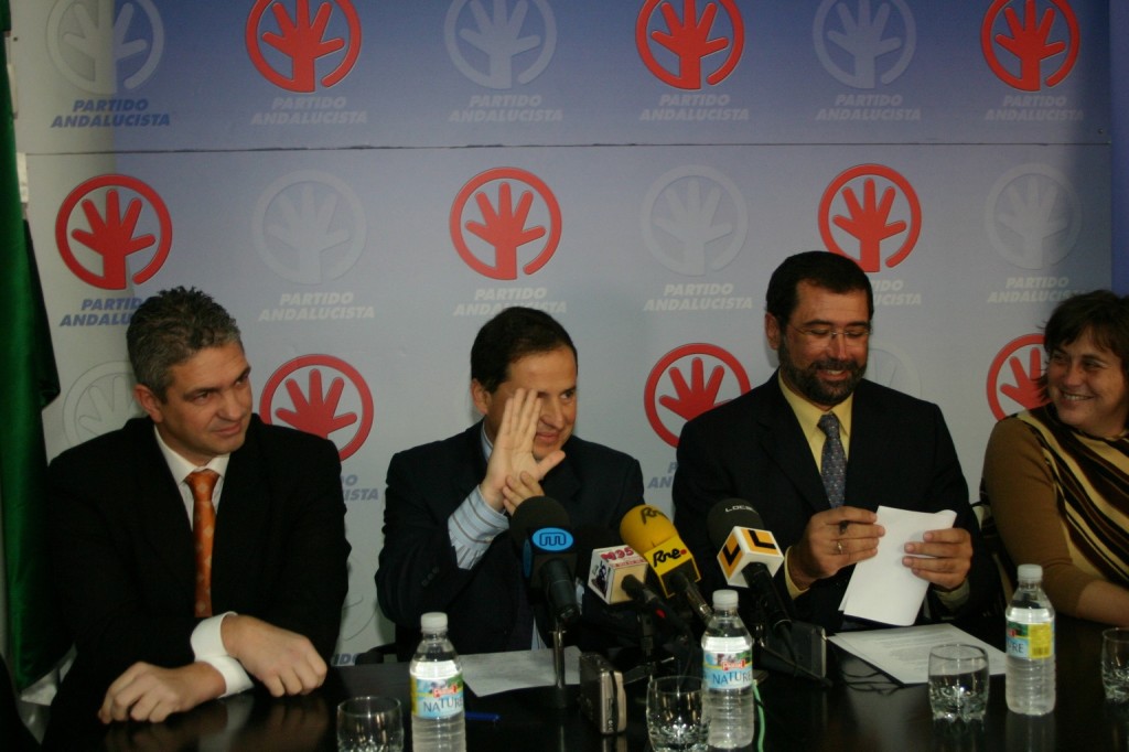 El exconcejal del PA en Marbella, Pedro Pérez 'Chotis' (izqda) junto al prófugo Carlos Fernández (centro) , el exparlamentario andalucista Ildefonso Dell' Olmo y la exedil María José Lanzat en 2005. Foto/J.C.Villanueva