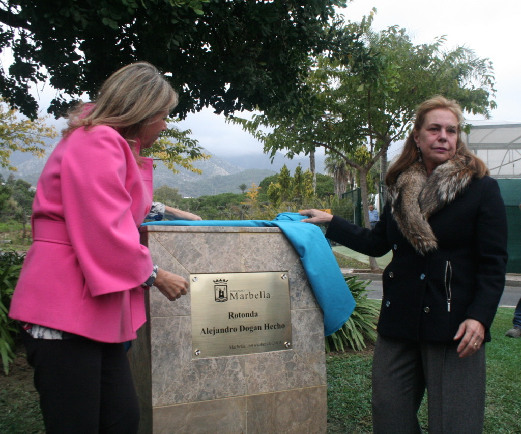 La alcaldesa y Fernanda, viuda de Alejandro Dogan, descubren la placa en la rotonda que lleva desde hoy su nombre