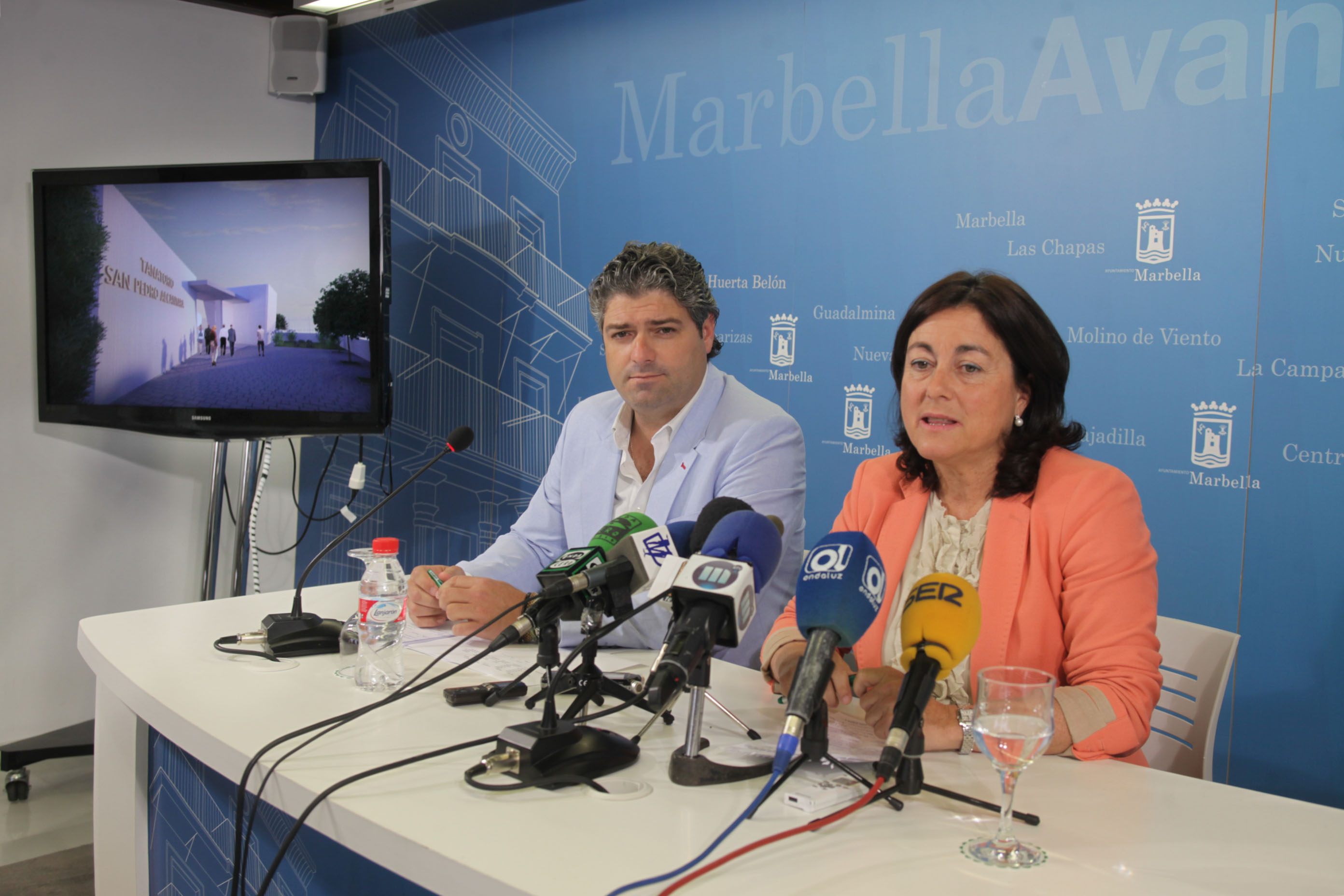 El arquitecto Fernando Gómez Huete junto a la concejal de Cementerios, Alicia Jiménez, cuando se presentó la concesión a su empresaParque Cementerio Marbella S.L.