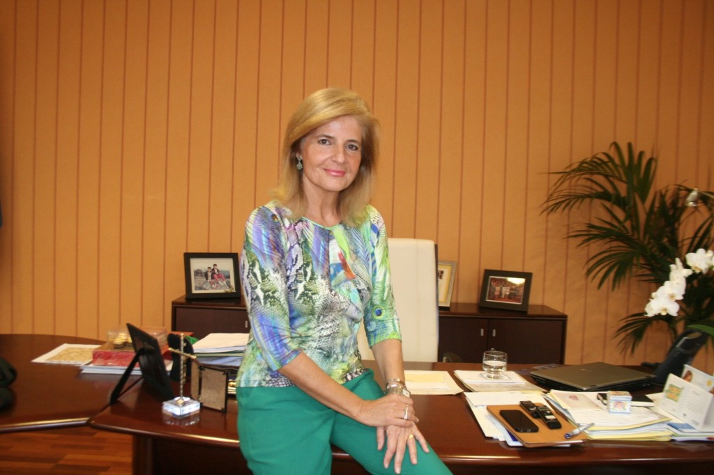 La todavía alcaldesa de Fuengirola, Esperanza Oña, durante la entrevista en su despacho