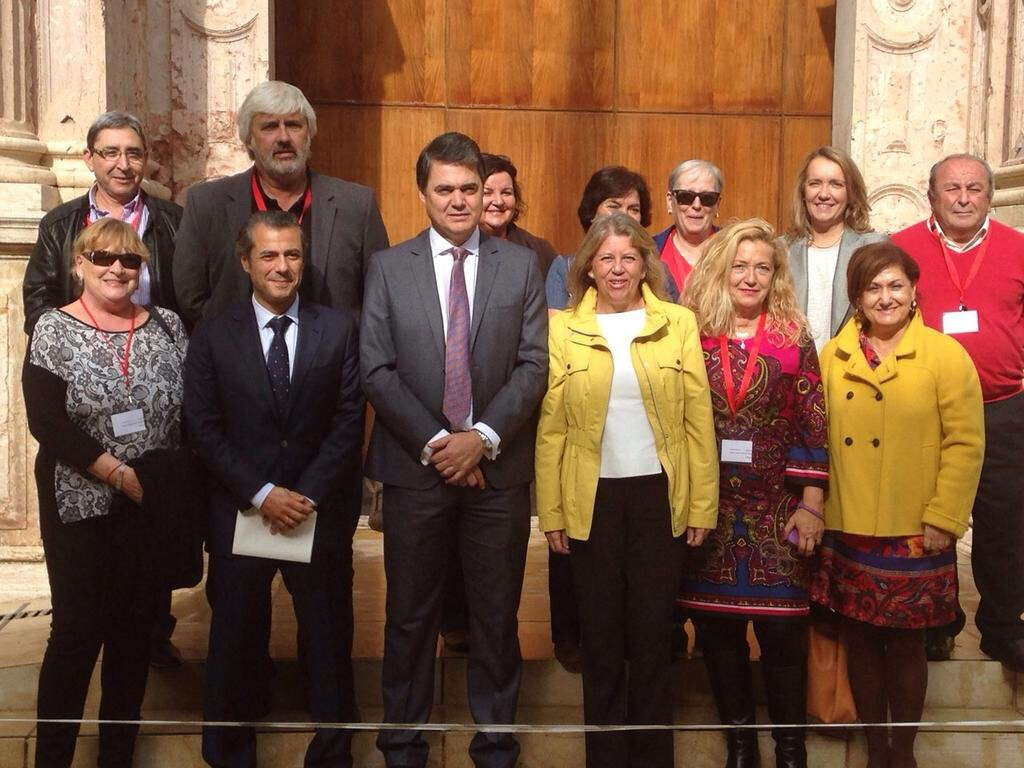 La alcaldesa de Marbella, Ángeles Muñoz, durante su visita al Parlamento, acompañada de dirigentes vecinales y cargos del PP