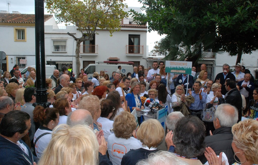 La presidenta del PP de Marbella, Ángeles Muñoz, se dirige a los asistentes al acto que ha protagonizado en Leganitos