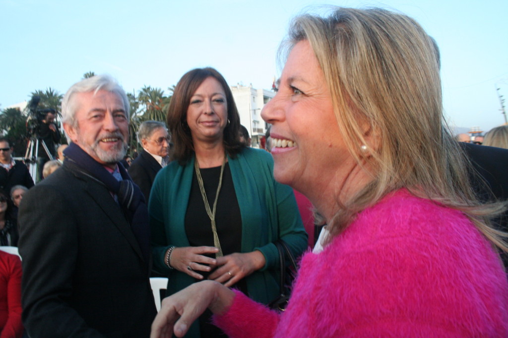 La alcaldesa de Marbella, Ángeles Muñoz, en primer término, junto al constructor Bonifacio Solís, cuya empresa fue adjudicataria de la obra del Bulevar de San Pedro, durante la inauguración del recinto. FOTO/ MC