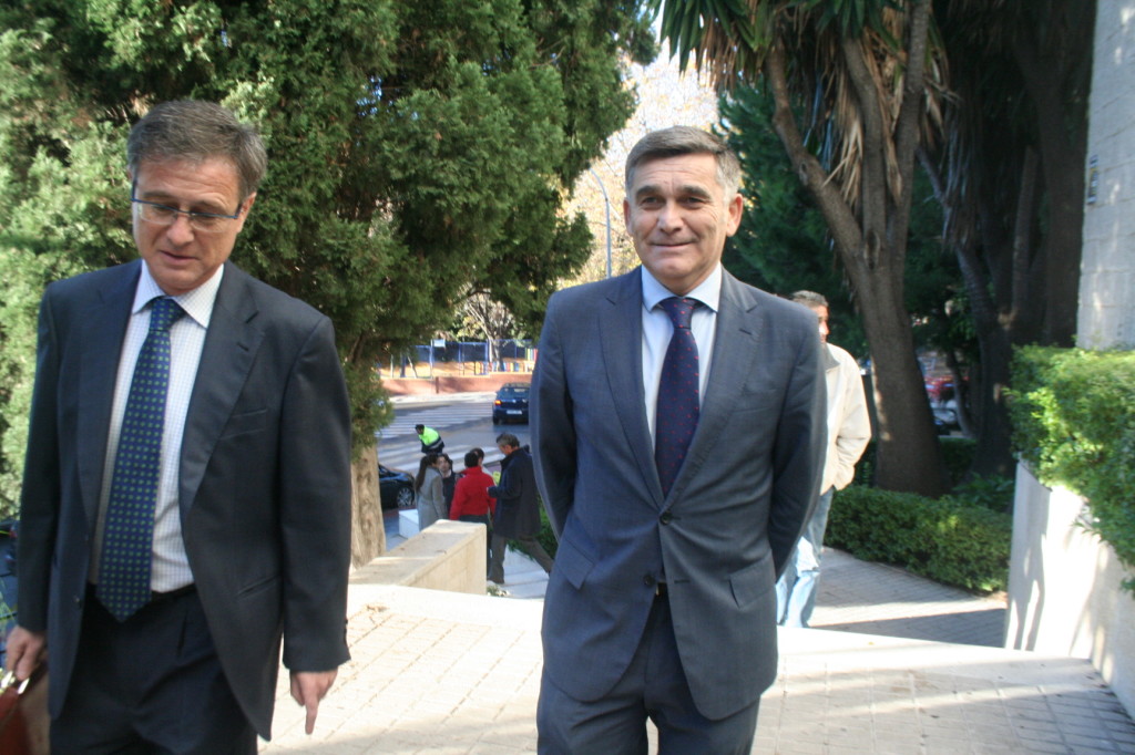 El concejal de Obras, Javier García (drcha) al llegar este miércoles a declarar como testigo, acompañado del asesor jurídico municipal, Enrique, Sánchez.
