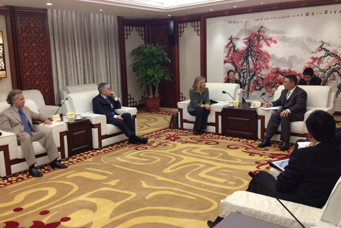 La alcaldesa de Marbella, Ángeles Muñoz, y el edil de Turismo (con traje claro) en marzo de 2014 durante la visita a China