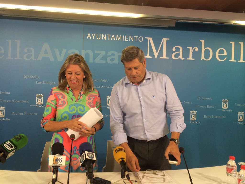 La alcaldesa de Marbella, Ángeles Muñoz, junto al concejal de Urbanismo Pablo Moro, imputado en el 'caso Funky Buddha' en imagen de archivo