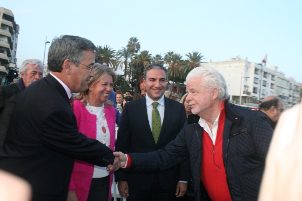 El marido de la alcaldesa, Lars Broberg (drcha), saluda al alcalde de Estepona, José María García Urbano, en imagen reciente