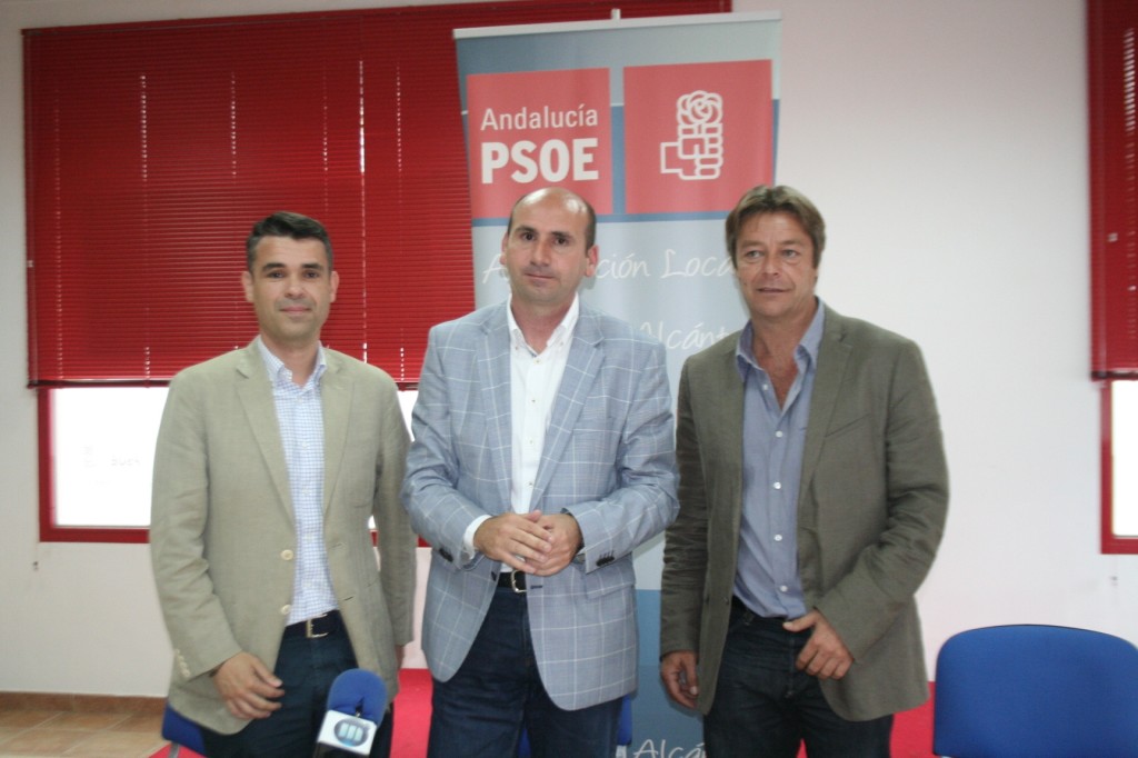 El secretario general del PSOE de San Pedro y concejal, Ricardo López (drcha) junto al secretario de Política Municipal del PSOE-A, Francisco Conejo (centro) y el candidato a la Alcaldía, José Bernal, en imagen de archivo, tras ganar las elecciones europeas de 2014