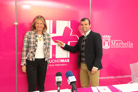 El concejal de Juventud y Fiestas, Diego López, junto a la alcaldesa de Marbella, Ángeles Muñoz, en imagen de archivo
