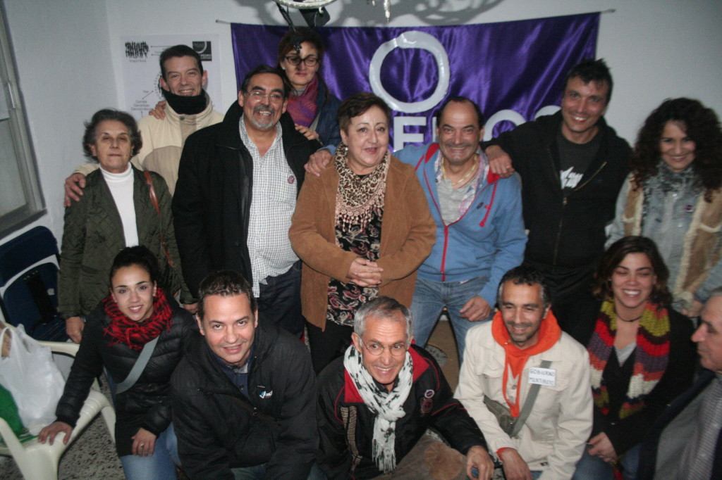 El nuevo secretario general de Podemos en Marbella, Lolo González (centro) este viernes rodeado de compañeros y miembros del Consejo Ciudadano