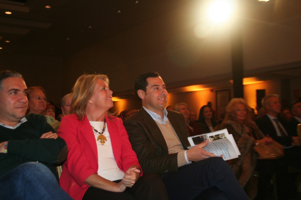 El presidente del PP-A, Juan Manuel Moreno (primero drcha) junto a Ángeles Muñoz y el presidente del PP de Málaga, Elías Bendodo, este viernes durante el acto de Marbella