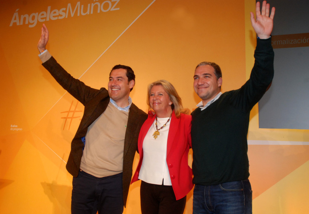 El presidente del PP-A, Juan Manuel Moreno (izqda) junto a Ángeles Muñoz y el presidente del PP de Málaga, Elías Bendodo, este viernes en Marbella