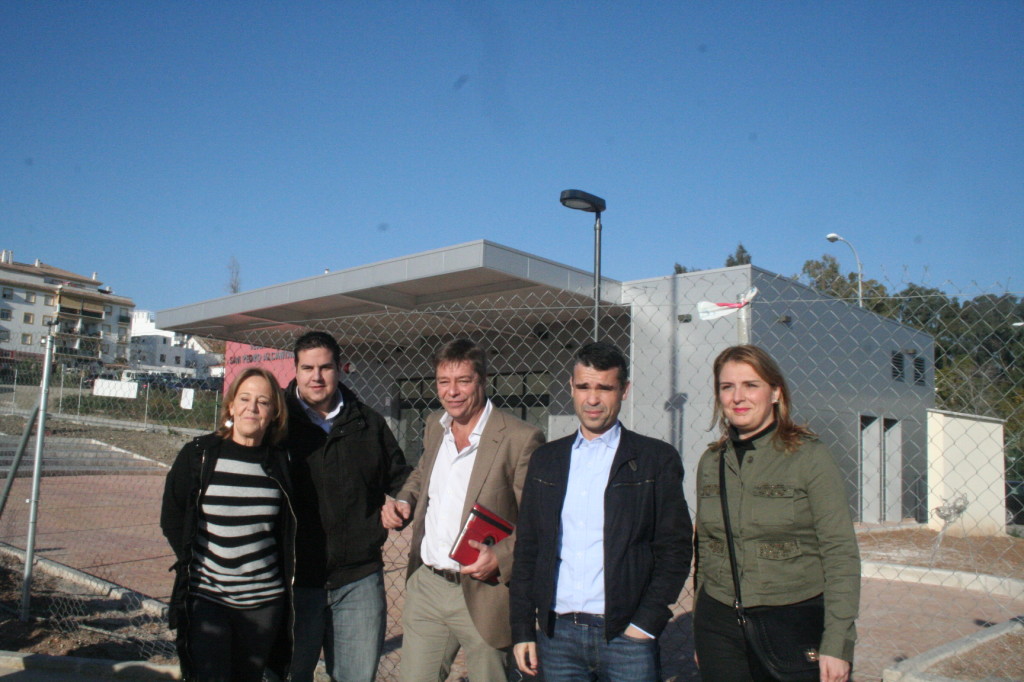 El portavoz del PSOE, José Bernal, acompañado del vicdeportavoz, Ricardo López, los concejales Ana Leschiera y Manuel García y una madre afectada por la terminal (primera drcha)