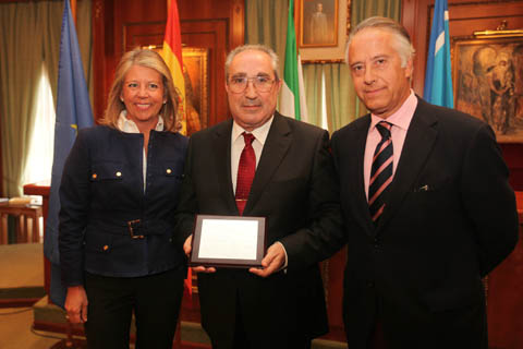 El exinterventor municipal, Juan Antonio Castro, (centro), cuando fue homenajeado por la alcaldesa en 2010 junto al actual secretario municipal, Antonio Rueda