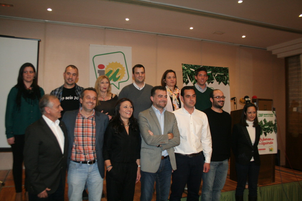 El coordinador regional de IU-CA, Antonio Maíllo (centro) junto al candidato a la Alcaldía de Marbella, Miguel Díaz (camisa blanca) y otros integrantes de su lista electoral