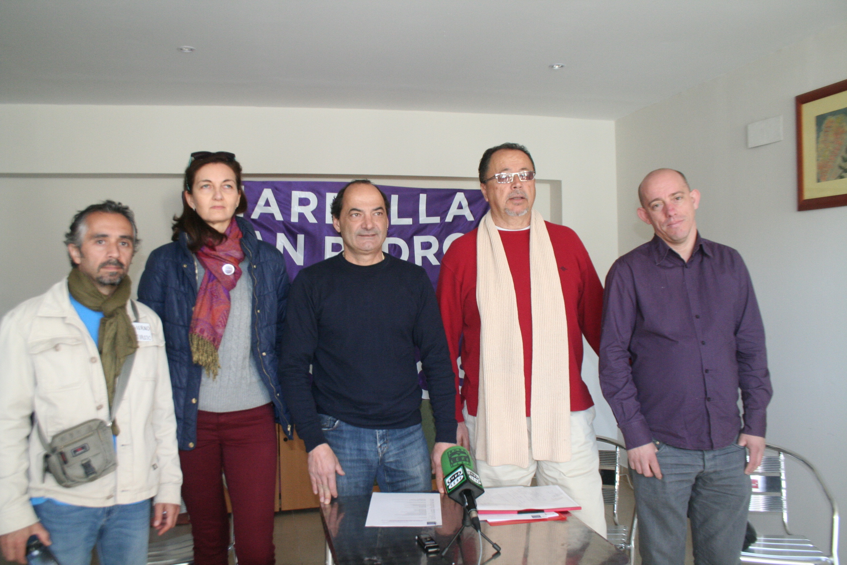 El secretario general de Podemos Marbella, Lolo González (cdntro de oscuro) junto a otros dirigentes de la formación este viernes