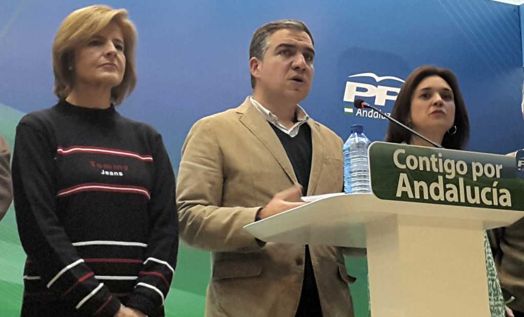 El presidente del PP de Málaga, Elías Bendodo, comparece durante la noche electoral junto a Esperanza Oña (izqda) y Margarita del Cid