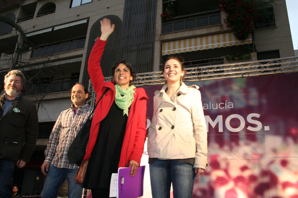 La líder de Podemos en Andalucía, Teresa Rodríguez, junto al exsecretario local de Podemos Marbella, Lolo González, y la número 2 de Podemos y portavoz en el Congreso, Irene Montero, en imagen de archivo durante un acto celebrado en Marbella. Foto/ J.C.Villanueva.
