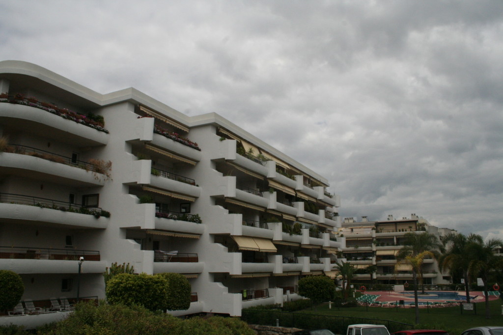 Imagen de los edificios de Guadalmina donde se ubican los inmuebles administrados por Cristóbal Garre. Foto/ marbellaconfidencial.es