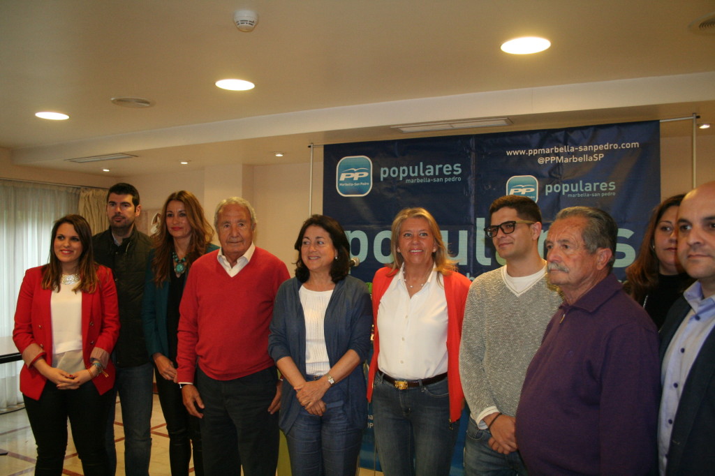 La presidenta del PP de Marbella y exalcaldesa, Ángeles Muñoz (centro, chaqueta roja) junto al Comité Electoral del PP en imagen de archivo