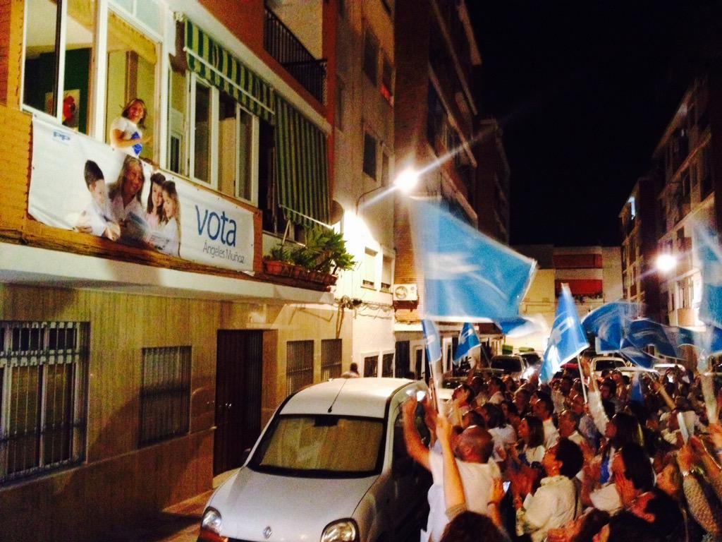 La candidata del PP, Ángeles Muñoz, se asoma a un balcón del barrio de la Divina Pastora en el arranque de la campaña electoral