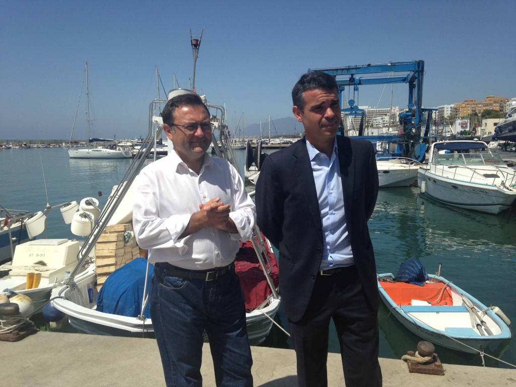 El candidato del PSOE a la Alcaldía de Marbella, José Bernal (drcha) junto al diputado Miguel Ángel Heredia este martes en el Puerto La Bajadilla