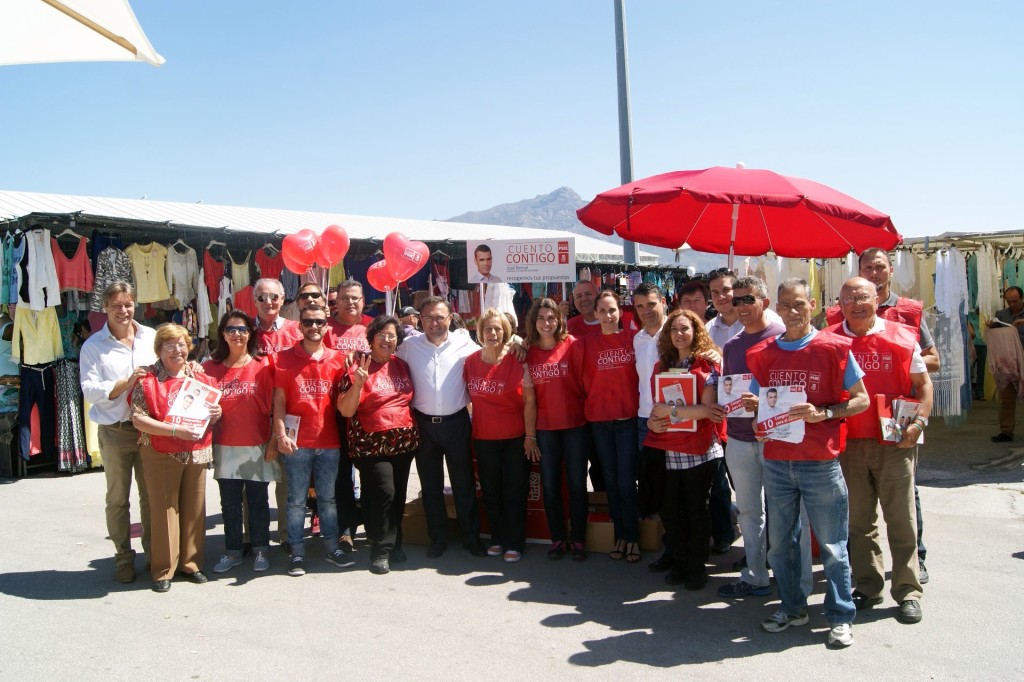 El diputado Miguel Ángel Heredia en el centro junto al candidato del PSOE a la Alcaldía de Marbella, José Bernal, este jueves en San Pedro, rodeados de militantes y simpatizantes